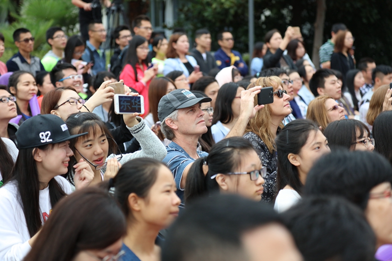 观看开幕式的中外观众