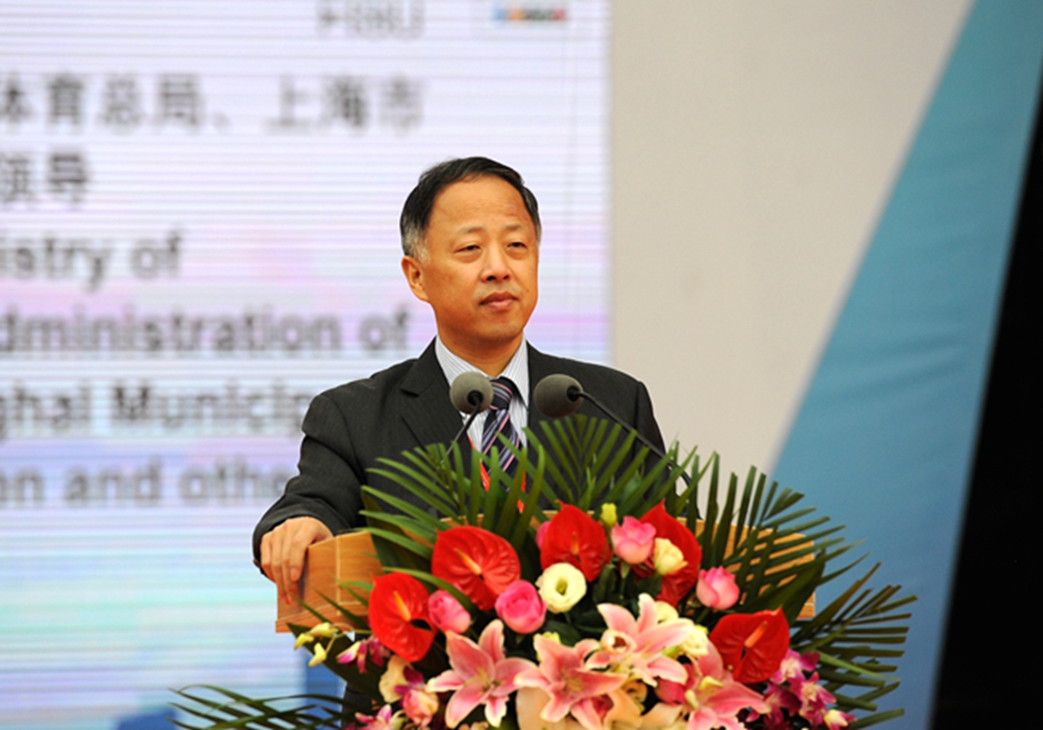 校党委副书记、纪委书记金海燕主持开幕式