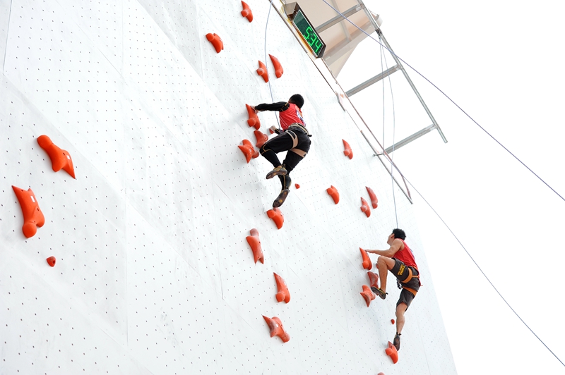 比赛现场两位中国运动员并驾齐驱