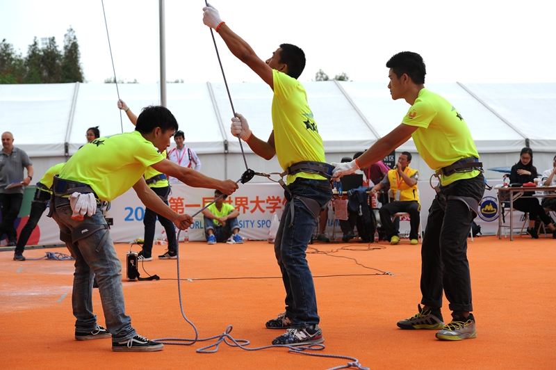 志愿者为运动员提供专业的保护