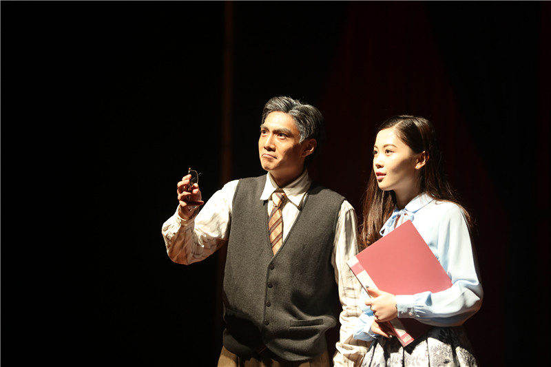 老年钱宝钧向青年编剧赵阳讲述那个火红的年代。