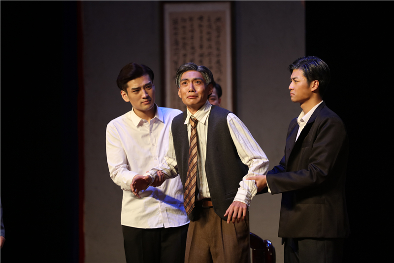 得知自己心爱的学生李繁亭去世的消息,钱宝钧悲痛万分。