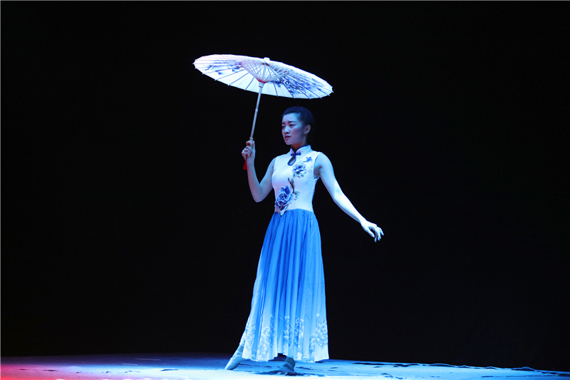 钱宝钧通过舞蹈与妻子王箴展开了一场感人的时空对话。