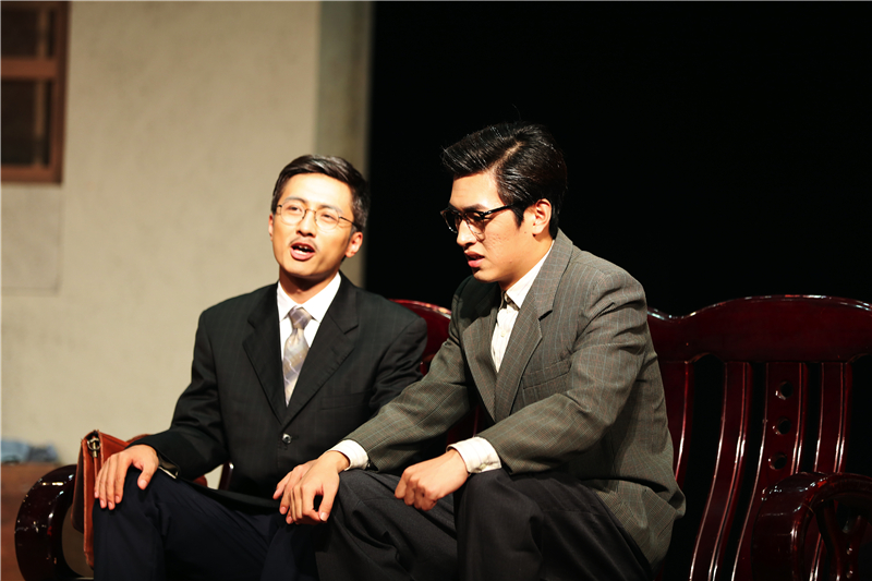 钱宝钧和同学李家平重逢,在家中促膝而谈。