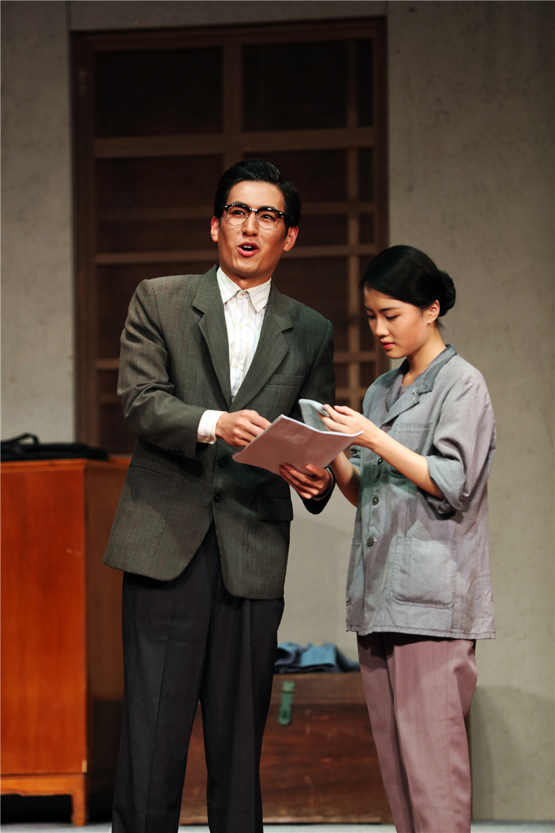 李家平为钱宝钧留下论文和尼龙袜,钱宝钧如获至宝。